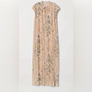 H&M Blogger Chiffon Dress Pink Floral Short Sleeve
Pleated Cream Dress Size 2